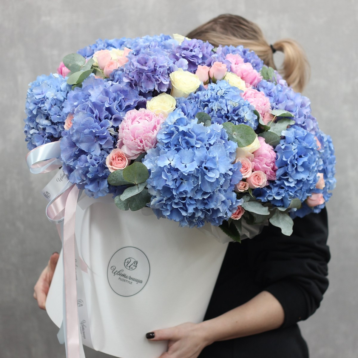 Premium korobka s rozami i gortenziej 682